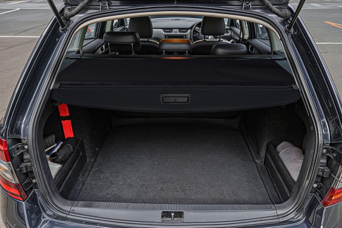 SKODA OCTAVIA III 5E 2012-2020 KOMBI ROLETA BAGAŻNIKA CZARNA