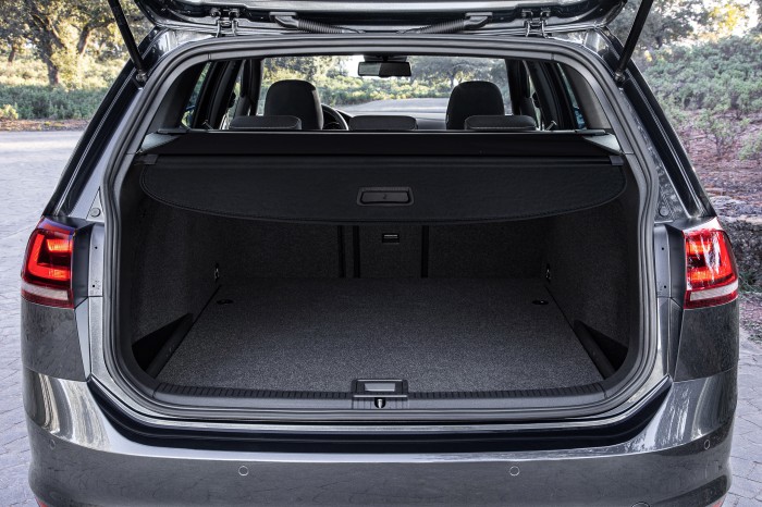VOLKSWAGEN GOLF 7 VII 5G VARIANT (KOMBI) 2013-2020 ROLETA BAGAŻNIKA CZARNA