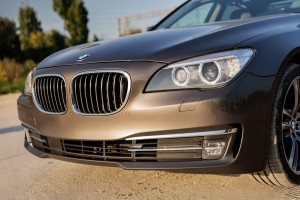 BMW3.jpgBMW SERIA 7 F01N 2013-2015 PO FACELIFTINGU CHROMOWANA LISTWA PRZEDNIEGO ZDERZAKA LEWA 51117295271