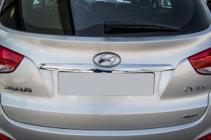 HYUNDAI ix35 2010-2015 OZDOBNA LISTWA KALPY TYLNEJ WOKÓL ZNACZKA