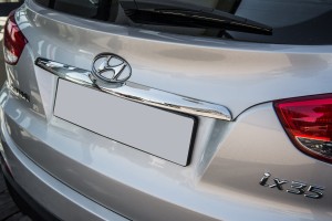 HYUNDAI ix35 2010-2015 OZDOBNA LISTWA KALPY TYLNEJ WOKÓL ZNACZKA