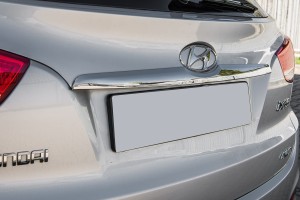 HYUNDAI ix35 2010-2015 OZDOBNA LISTWA KALPY TYLNEJ WOKÓL ZNACZKA