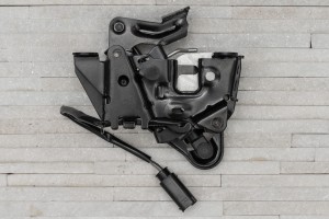 BMW SERIA 7 F02 2008-2015 LEWY ZAMEK POKRYWY SILNIKA 51237206453