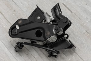 BMW SERIA 7 F02 2008-2015 LEWY ZAMEK POKRYWY SILNIKA 51237206453