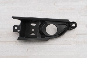 MAZDA CX-5 II KF 2017+ RAMKA WSPORNIK PRZEDNIEJ LAMPY PRZECIWMGIELNEJ LEWY KB8B50C22B