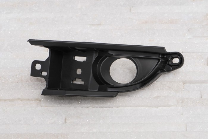 MAZDA CX-5 II KF 2017+ RAMKA WSPORNIK PRZEDNIEJ LAMPY PRZECIWMGIELNEJ LEWY KB8B50C22B