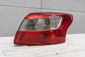 FORD FOCUS MK3 III 2010-2014 PRZED FACELIFTINGIEM SEDAN KAROSERYJNA LAMPA TYLNA PRAWA BM5113404CE