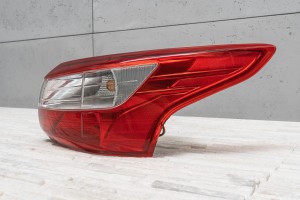 FORD FOCUS MK3 III 2010-2014 PRZED FACELIFTINGIEM SEDAN KAROSERYJNA LAMPA TYLNA PRAWA BM5113404CE