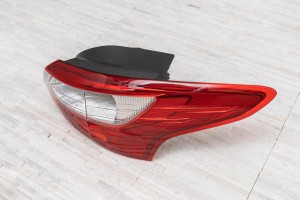 FORD FOCUS MK3 III 2010-2014 PRZED FACELIFTINGIEM SEDAN KAROSERYJNA LAMPA TYLNA PRAWA BM5113404CE