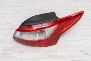 FORD FOCUS MK3 III 2010-2014 PRZED FACELIFTINGIEM SEDAN KAROSERYJNA LAMPA TYLNA PRAWA BM5113404CE