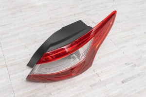 FORD FOCUS MK3 III 2010-2014 PRZED FACELIFTINGIEM SEDAN KAROSERYJNA LAMPA TYLNA PRAWA BM5113404CE