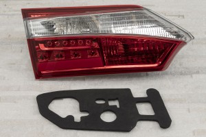 TOYOTA COROLLA XI E16 2013-2016 SEDAN PRZED FACELIFTINGIEM LAMPA KLAPY TYLNEJ LED LEWA 8159102540