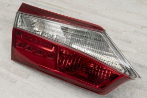 TOYOTA COROLLA XI E16 2013-2016 SEDAN PRZED FACELIFTINGIEM LAMPA KLAPY TYLNEJ LED LEWA 8159102540