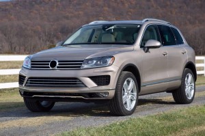 VOLKSWAGEN TOUAREG II 7P 2014-2018 PO FACELIFTINGU LAMPA PRZECIWMGIELNA PRZEDNIA PRAWA 7P6941700G