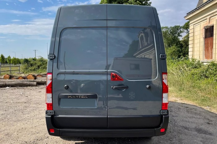 RENAULT MASTER III 2010+ KAMERA COFANIA FULL HD Z DIODAMI IR MONTOWANA W MIEJSCE ŚWIATŁA STOPU DYNAMICZNE LINIE