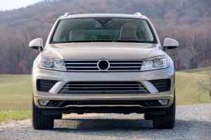 VOLKSWAGEN TOUAREG II 7P 2014-2018 PO FACELIFTINGU CHROMOWANA LISTWA PRZEDNIEGO ZDERZAKA ŚRODKOWA GÓRNA 7P68532452ZZ