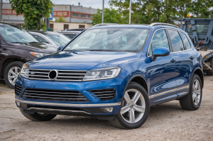 VOLKSWAGEN TOUAREG II 7P 2014-2018 PO FACELIFTINGU RAMKA PRZEDNIEJ LAMPY PRZECIWMGIELNEJ LEWA 7P6807489H