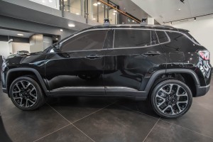 JEEP COMPASS II MP 2017-2020 PRZED FACELIFTINGIEM LISTWA PRZEDNICH DRZWI LEWA 5UP25RXFAA