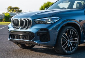 BMW X5 G05 2018-2023 KRATKA PRZEDNIEGO ZDERZAKA ŚRODKOWA Z OTWOREM POD RADAR 51118069211
