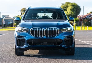 BMW X5 G05 2018-2023 KRATKA PRZEDNIEGO ZDERZAKA ŚRODKOWA Z OTWOREM POD RADAR 51118069211
