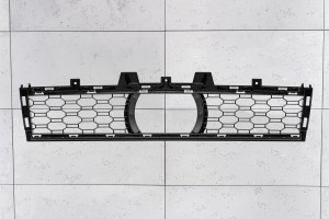 BMW X5 G05 2018-2023 KRATKA PRZEDNIEGO ZDERZAKA ŚRODKOWA Z OTWOREM POD RADAR 51118069211