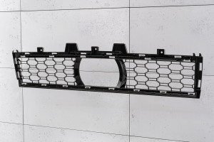 BMW X5 G05 2018-2023 KRATKA PRZEDNIEGO ZDERZAKA ŚRODKOWA Z OTWOREM POD RADAR 51118069211