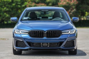BMW SERIA 5 G31 2021-2024  KOMBI PO FACELIFTINGU GRILL PRZEDNI CZARNY NERKI POD KAMERĘ 51129852169