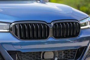 BMW SERIA 5 G31 2021-2024 KOMBI PO FACELIFTINGU GRILL PRZEDNI CZARNY NERKI POD KAMERĘ 51129852169