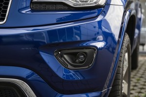 JEEP GRAND CHEROKEE IV WK2 2014-2017 PO FACELIFTINGU KRATKA PRZEDNIEGO ZDERZAKA ZAŚLEPKA LAMPY PRZECIWMGIELNEJ CZARNA LEWA 68143079AB