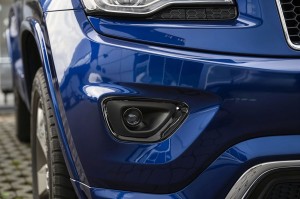 JEEP GRAND CHEROKEE IV WK2 2014-2017 PO FACELIFTINGU KRATKA PRZEDNIEGO ZDERZAKA ZAŚLEPKA LAMPY PRZECIWMGIELNEJ CZARNA PRAWA 68143078AB