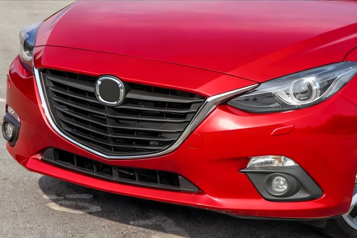 MAZDA 3 III BM 2014-2016 PRZED FACELIFTINGIEM LEWA ZAŚLEPKA HALOGENU KRATKA ZDERZAKA BEZ CHROMU BJE1-50C21