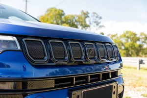 JEEP COMPASS II MP 2020+ PO FACELIFTINGU KRATKA PRZEDNIEGO ZDERZAKA ŚRODKOWA 6ZH09TZZAA