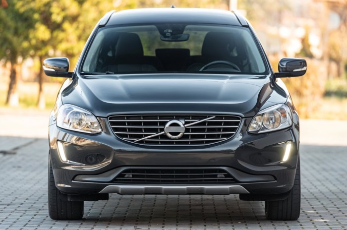 VOLVO XC60 I 2013-2017 PO FACELIFTINGU ALUMINIOWA MASKA PRZEDNIA 31335900