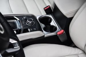 MAZDA CX-5 2017+ DEKORACYJNA RAMKA KUBKÓW KONSOLI ŚRODKOWEJ