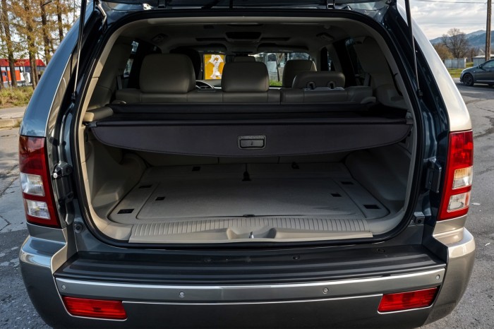 JEEP GRAND CHEROKEE WK 2005-2010 ROLETA BAGAŻNIKA CZARNA