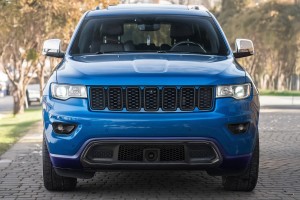 JEEP GRAND CHEROKEE IV WK2 2017-2021 PO DRUGIM FACELIFTINGU KOMPLETNY ZDERZAK PRZEDNI Z PDC BEZ SPRYSKIWACZY Z CZARNYM GRILLEM 68333498AA