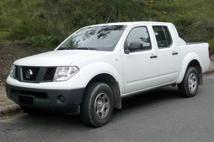 NISSAN NAVARA 2005-2014 CHLAPACZE