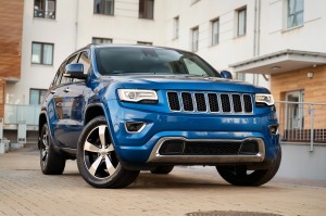 JEEP GRAND CHEROKEE IV WK2 2014-2017 PO PIERWSZYM LIFTINGU CHROMOWANA RAMKA DOLNEJ KRATKI ZDERZAKA 68143105AC