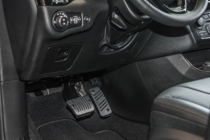 JEEP CHEROKEE 2014+ AUTOMAT NAKŁADKI NA PEDAŁY NAKŁADANE
