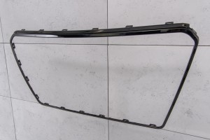 AUDI A7 / S7 4G 2010-2015 PRZED FACELIFTINGIEM RAMKA GRILLA CZARNA 4G8853653F