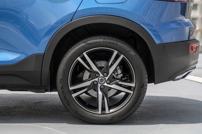 VOLVO XC40 2017+ LISTWA TYLNEGO BŁOTNIKA LEWA 31448328