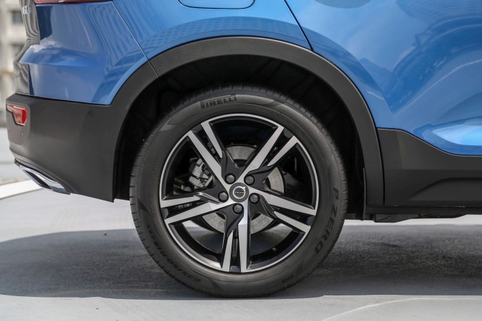 VOLVO XC40 2017+ LISTWA TYLNEGO BŁOTNIKA PRAWA 31448329