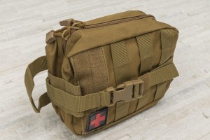 JEEP WRANGLER APTECZKA SAMOCHODOWA / TURYSTYCZNA PIASKOWA COYOTE BROWN
