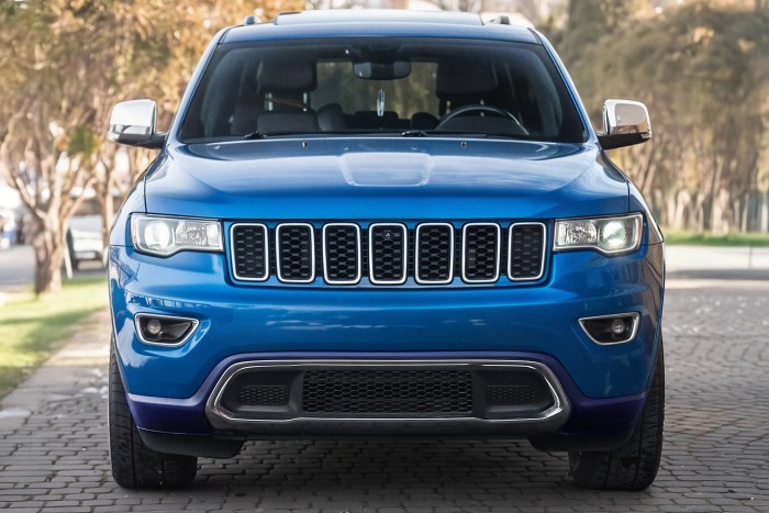 JEEP GRAND CHEROKEE IV WK2 2017-2021 PO DRUGIM FACELIFTINGU KOMPLETNY ZDERZAK PRZEDNI BEZ PDC BEZ SPRYSKIWACZY Z CHROMOWANYM GRILLEM 6EB83TZZAA