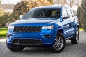 JEEP GRAND CHEROKEE IV WK2 2017-2021 PO DRUGIM FACELIFTINGU KOMPLETNY ZDERZAK PRZEDNI BEZ PDC BEZ SPRYSKIWACZY Z CZARNYM GRILLEM 6EB83TZZAA