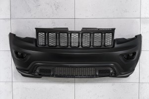 JEEP GRAND CHEROKEE IV WK2 2017-2021 PO DRUGIM FACELIFTINGU KOMPLETNY ZDERZAK PRZEDNI BEZ PDC BEZ SPRYSKIWACZY Z CZARNYM GRILLEM 6EB83TZZAA