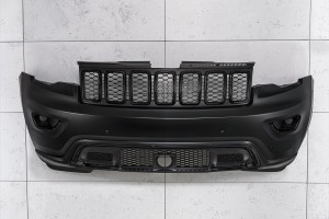 JEEP GRAND CHEROKEE IV WK2 2017-2021 PO DRUGIM FACELIFTINGU KOMPLETNY ZDERZAK PRZEDNI Z PDC BEZ SPRYSKIWACZY Z CZARNYM GRILLEM 68333498AA