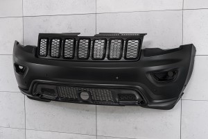 JEEP GRAND CHEROKEE IV WK2 2017-2021 PO DRUGIM FACELIFTINGU KOMPLETNY ZDERZAK PRZEDNI Z PDC BEZ SPRYSKIWACZY Z CZARNYM GRILLEM 68333498AA