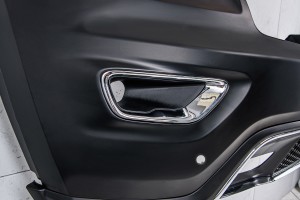 JEEP GRAND CHEROKEE IV WK2 2017-2021 DRUGI FACELIFTING KOMPLETNY ZDERZAK PRZEDNI Z PDC BEZ SPRYSKIWACZY Z GRILLEM 68333498AA