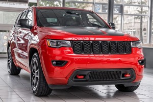 JEEP GRAND CHEROKEE IV WK2 2017-2021 PO DRUGIM FACELIFTINGU CZARNY KOMPLETNY ZDERZAK PRZEDNI BEZ PDC BEZ SPRYSKIWACZY Z CZARNYM GRILLEM 6EB83TZZAA